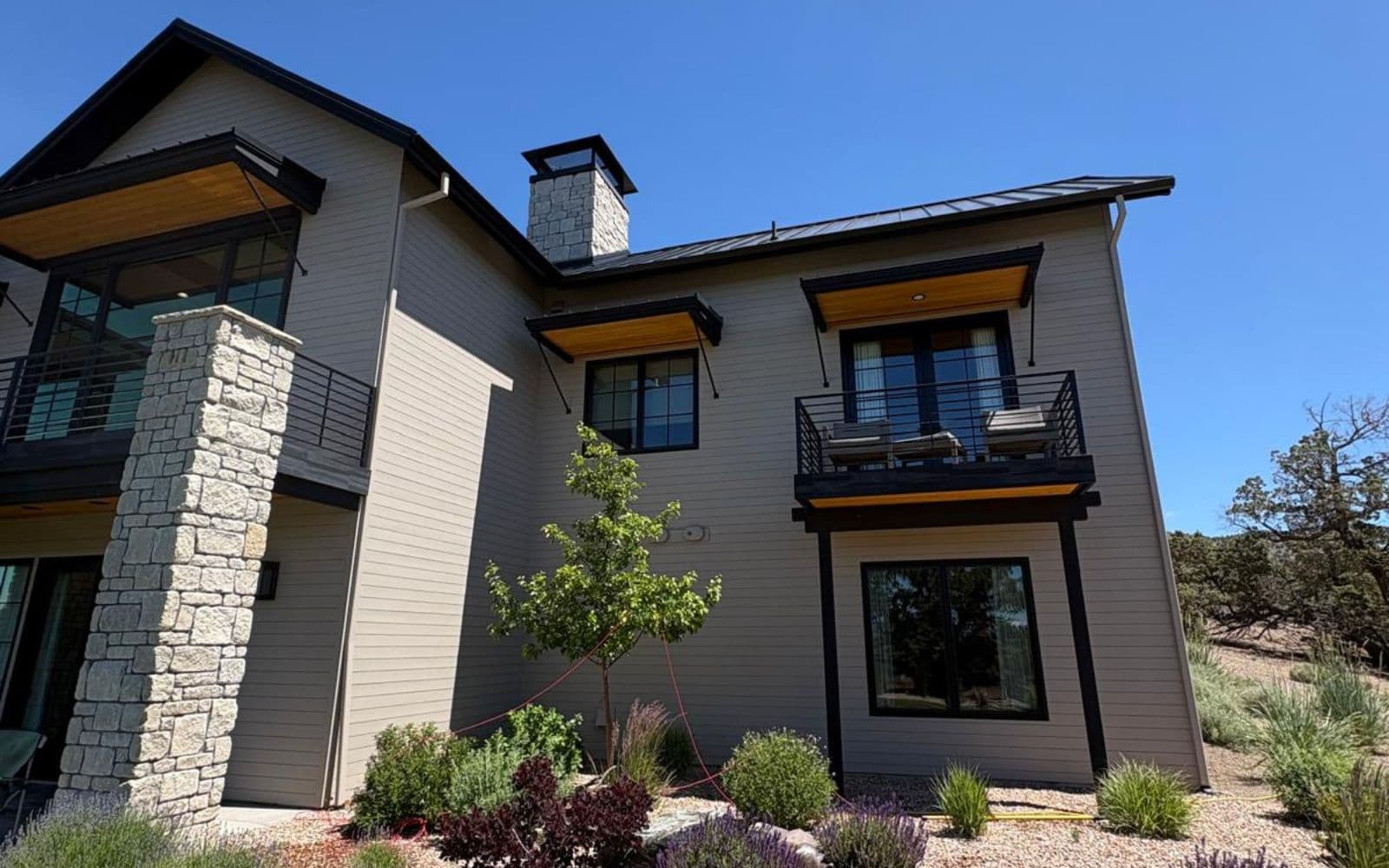 Clean residential home windows in Redmond, Oregon